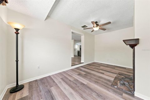 House in Eustis, Florida 4 bedrooms, 155.05 sq.m. № 2226022 - photo 14