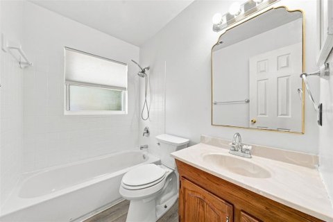 House in Eustis, Florida 4 bedrooms, 155.05 sq.m. № 2226022 - photo 15