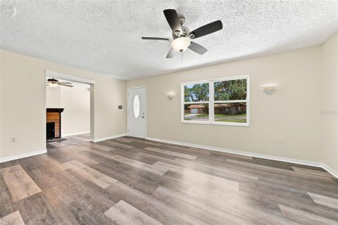 House in Eustis, Florida 4 bedrooms, 155.05 sq.m. № 2226022 - photo 8
