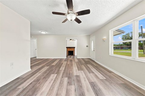 House in Eustis, Florida 4 bedrooms, 155.05 sq.m. № 2226022 - photo 9
