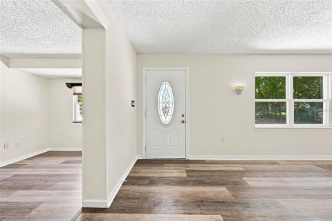 House in Eustis, Florida 4 bedrooms, 155.05 sq.m. № 2226022 - photo 6