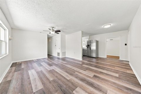 House in Eustis, Florida 4 bedrooms, 155.05 sq.m. № 2226022 - photo 7