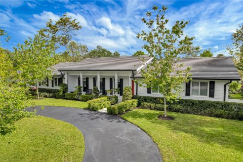 House in Miami, Florida 4 bedrooms, 226.03 sq.m. № 2185226 - photo 7