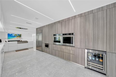 House in Miami, Florida 4 bedrooms, 226.03 sq.m. № 2185226 - photo 21