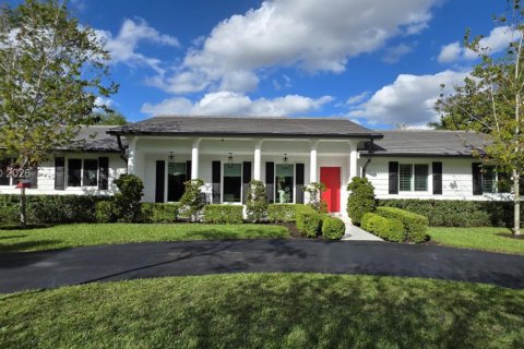 House in Miami, Florida 4 bedrooms, 226.03 sq.m. № 2185226