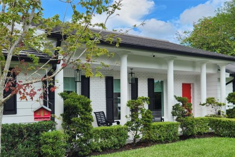 House in Miami, Florida 4 bedrooms, 226.03 sq.m. № 2185226 - photo 4