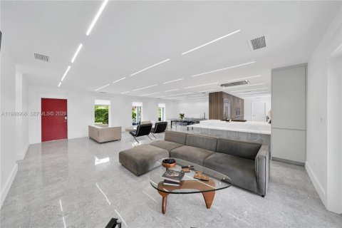 House in Miami, Florida 4 bedrooms, 226.03 sq.m. № 2185226 - photo 17