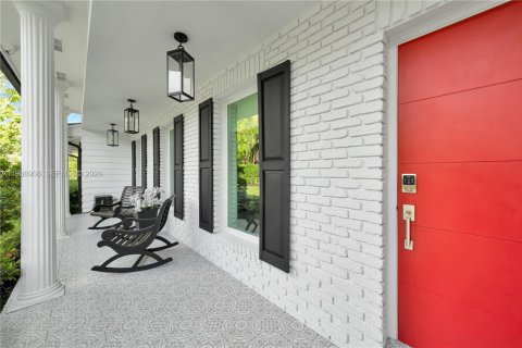 House in Miami, Florida 4 bedrooms, 226.03 sq.m. № 2185226 - photo 10