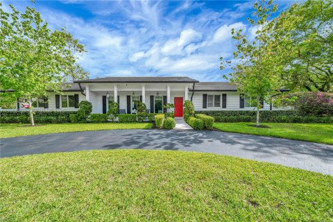House in Miami, Florida 4 bedrooms, 226.03 sq.m. № 2185226 - photo 6