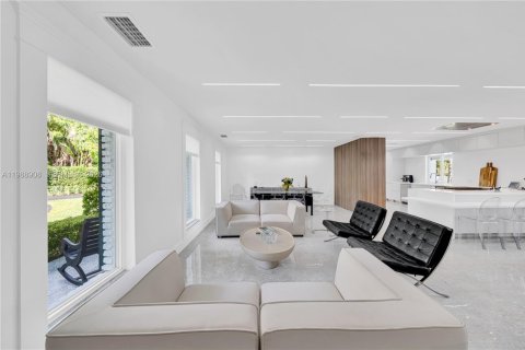 House in Miami, Florida 4 bedrooms, 226.03 sq.m. № 2185226 - photo 13