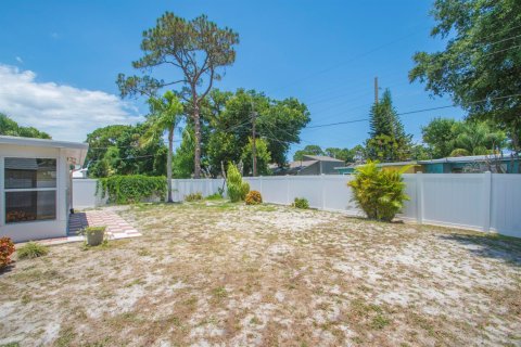 House in Vero Beach, Florida 2 bedrooms, 100.15 sq.m. № 2282446 - photo 16