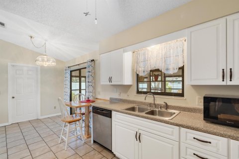 House in Vero Beach, Florida 2 bedrooms, 100.15 sq.m. № 2282446 - photo 6
