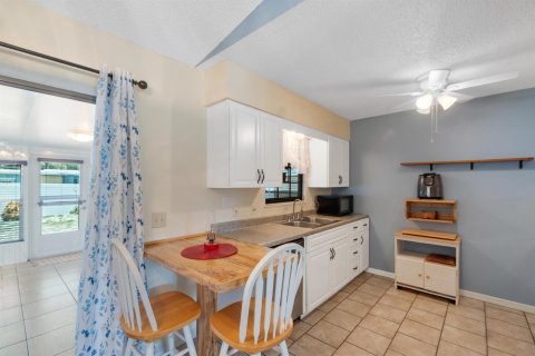 House in Vero Beach, Florida 2 bedrooms, 100.15 sq.m. № 2282446 - photo 7