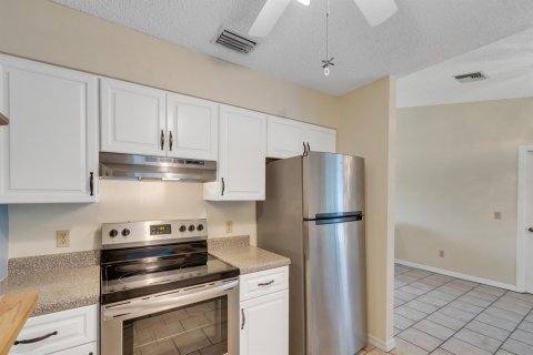 House in Vero Beach, Florida 2 bedrooms, 100.15 sq.m. № 2282446 - photo 8