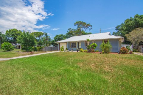 House in Vero Beach, Florida 2 bedrooms, 100.15 sq.m. № 2282446 - photo 2