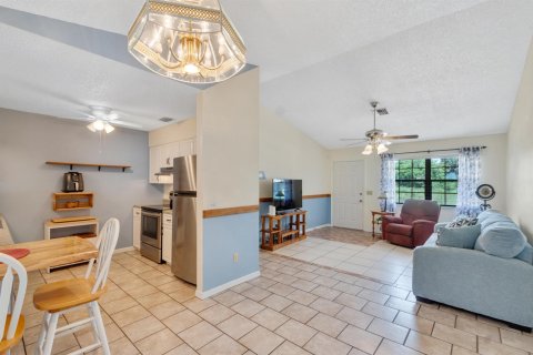 House in Vero Beach, Florida 2 bedrooms, 100.15 sq.m. № 2282446 - photo 4