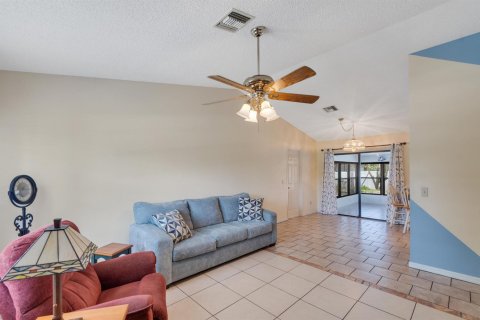 House in Vero Beach, Florida 2 bedrooms, 100.15 sq.m. № 2282446 - photo 5