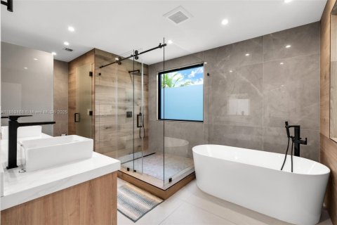 Casa en venta en Miami, Florida, 5 dormitorios, 374.3 m2 № 1886519 - foto 26