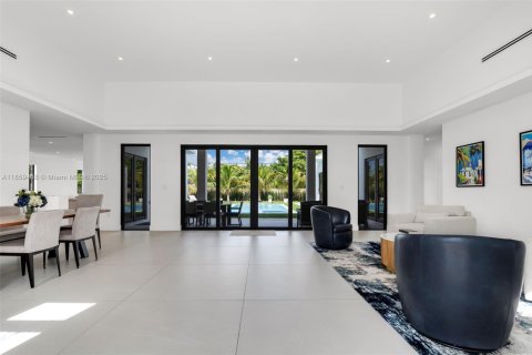 Casa en venta en Miami, Florida, 5 dormitorios, 374.3 m2 № 1886519 - foto 9