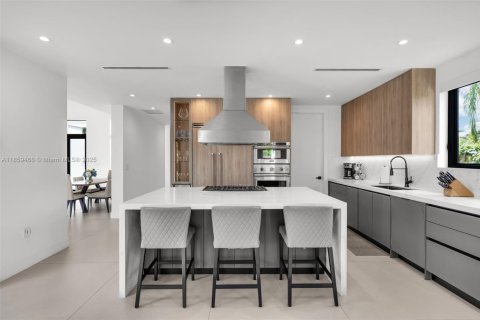 Casa en venta en Miami, Florida, 5 dormitorios, 374.3 m2 № 1886519 - foto 18