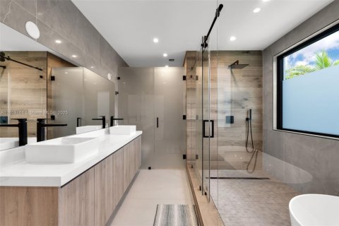 Casa en venta en Miami, Florida, 5 dormitorios, 374.3 m2 № 1886519 - foto 28
