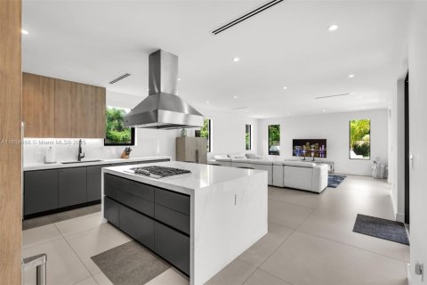 Casa en venta en Miami, Florida, 5 dormitorios, 374.3 m2 № 1886519 - foto 15