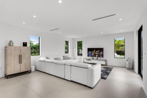 Casa en venta en Miami, Florida, 5 dormitorios, 374.3 m2 № 1886519 - foto 20