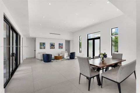 Casa en venta en Miami, Florida, 5 dormitorios, 374.3 m2 № 1886519 - foto 12
