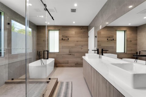 Casa en venta en Miami, Florida, 5 dormitorios, 374.3 m2 № 1886519 - foto 27