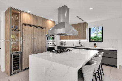 Casa en venta en Miami, Florida, 5 dormitorios, 374.3 m2 № 1886519 - foto 16