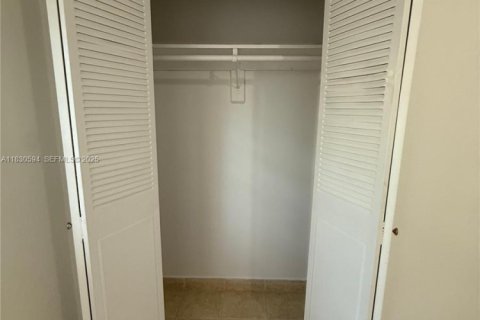 Condominio en venta en Hialeah, Florida, 2 dormitorios, 104.33 m2 № 1939623 - foto 22
