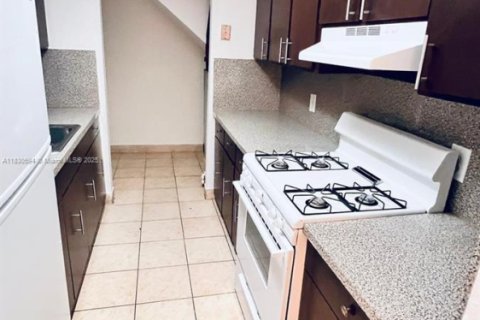 Copropriété à vendre à Hialeah, Floride: 2 chambres, 104.33 m2 № 1939623 - photo 4
