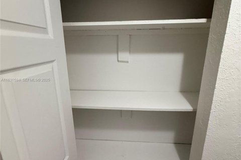 Condominio en venta en Hialeah, Florida, 2 dormitorios, 104.33 m2 № 1939623 - foto 19