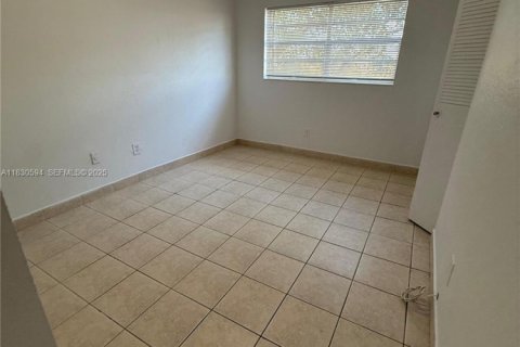Condominio en venta en Hialeah, Florida, 2 dormitorios, 104.33 m2 № 1939623 - foto 23