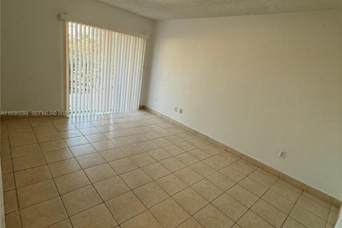 Condominio en venta en Hialeah, Florida, 2 dormitorios, 104.33 m2 № 1939623 - foto 27