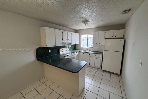 Condominio en alquiler en Hialeah, Florida, 2 dormitorios, 72.28 m2 № 1955002 - foto 3
