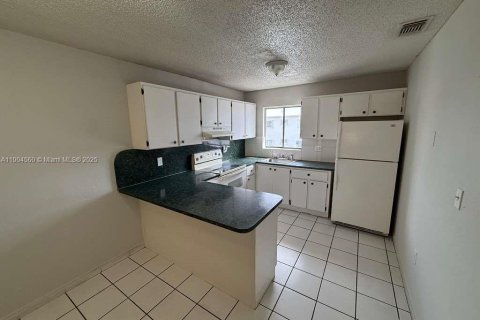 Condominio en alquiler en Hialeah, Florida, 2 dormitorios, 72.28 m2 № 1955002 - foto 4