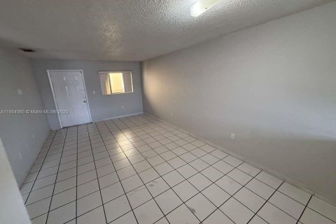 Condominio en alquiler en Hialeah, Florida, 2 dormitorios, 72.28 m2 № 1955002 - foto 5