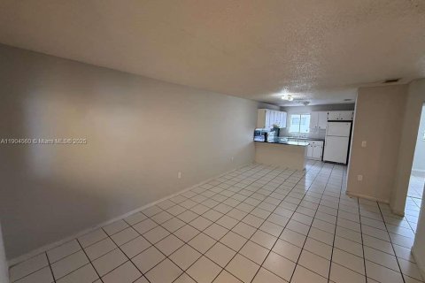 Condominio en alquiler en Hialeah, Florida, 2 dormitorios, 72.28 m2 № 1955002 - foto 12