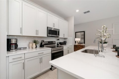 Townhouse in Four Corners, Florida 3 bedrooms, 156.08 sq.m. № 1919654 - photo 7