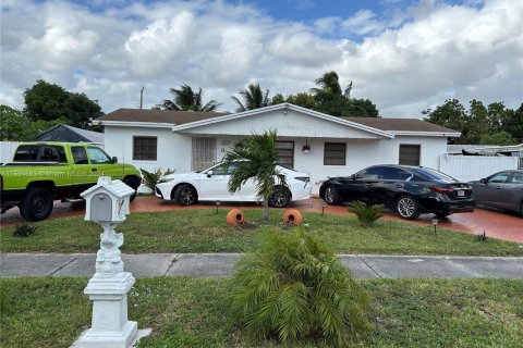 House in Miami Gardens, Florida 4 bedrooms, 94.02 sq.m. № 1748795 - photo 1