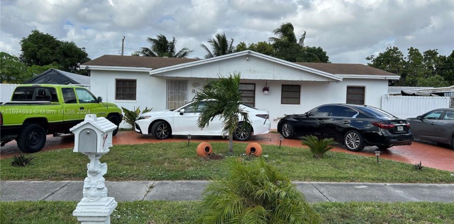 House in Miami Gardens, Florida 4 bedrooms, 94.02 sq.m. № 1748795
