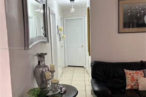 House in Miami Gardens, Florida 4 bedrooms, 94.02 sq.m. № 1748795 - photo 13