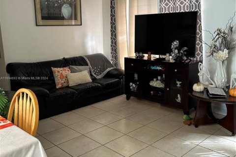 House in Miami Gardens, Florida 4 bedrooms, 94.02 sq.m. № 1748795 - photo 5