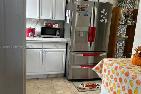 House in Miami Gardens, Florida 4 bedrooms, 94.02 sq.m. № 1748795 - photo 8