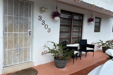 House in Miami Gardens, Florida 4 bedrooms, 94.02 sq.m. № 1748795 - photo 3