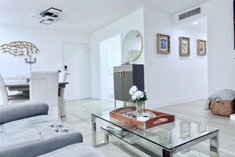 Кондоминиум с 2 спальнями в Форт-Лодердейл, Флорида № 2032027