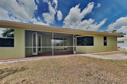 Villa ou maison à louer à North Port, Floride: 3 chambres, 155.89 m2 № 2113183 - photo 15
