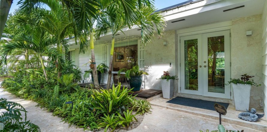 House in Palmetto Bay, Florida 3 bedrooms, 131.46 sq.m. № 1968570