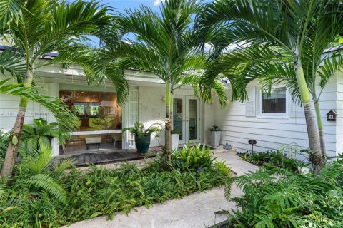 House in Palmetto Bay, Florida 3 bedrooms, 131.46 sq.m. № 1968570 - photo 2